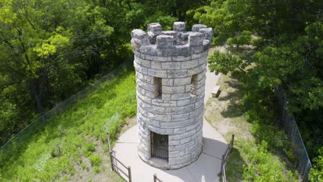 Close-Up-Aerial-Shot-of-Julien-Dubuque-Historical-Monument
