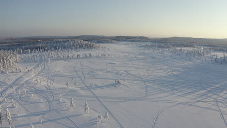 Drohnenaufnahme-Einer-Kalten-Winterlandschaft-In-Nordschweden-Während-Des-Sonnenuntergangs