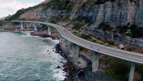Panorama-De-Los-Vehículos-De-Viaje-Del-Puente-Del-Acantilado-Del-Mar-En-Nueva-Gales-Del-Sur,-Australia