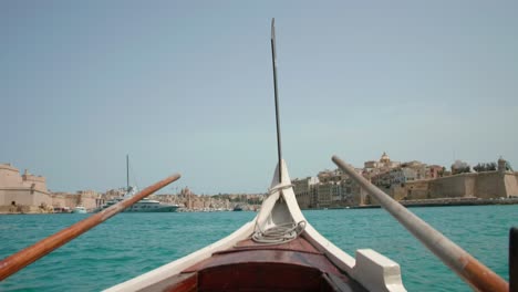 Punto-De-Vista-De-Una-Góndola-Que-Va-De-Valletta-A-Las-Tres-Ciudades-De-Malta-En-Un-Día-Soleado-De-Verano