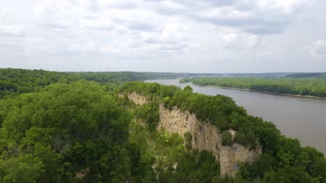 Mississippi-River-Revealed-behind-Limestone-Cliffs-at-Horseshoe-Bluff-Hiking-Trail-in-Iowa