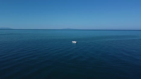 Drohne-über-Fischerboot-In-Der-Toskana,-Italien-An-Einem-Sandstrand-Am-Meer-In-Der-Nähe-Von-Alberese-Im-Berühmten-Naturpark-Maremma-Bei-Sonnenuntergang