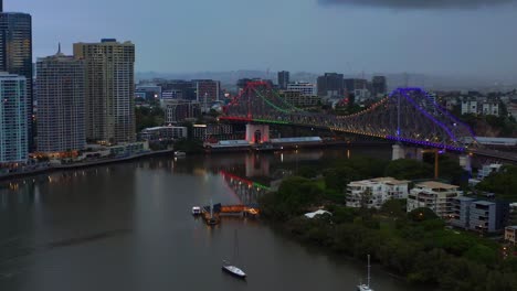 Vista-Aérea-Del-Puente-De-La-Historia-Con-Luces-De-Colores-Sobre-El-Río-Brisbane-En-Brisbane,-Qld,-Australia