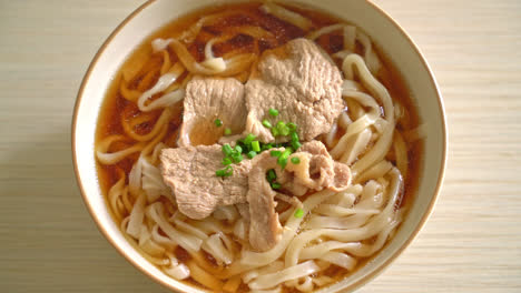 Hausgemachte-Udon-Ramen-Nudeln-Mit-Schweinefleisch-In-Soja--Oder-Shoyu-Suppe
