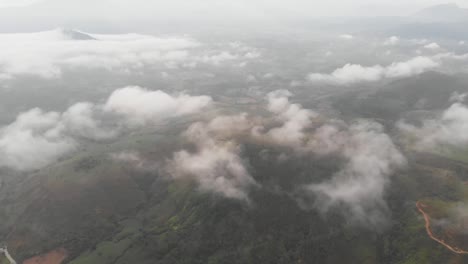 Tirar-Al-Frente-Por-Encima-De-Las-Nubes-Y-El-Campo