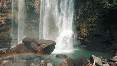 Cascadas-De-Nauyaca,-Una-Majestuosa-Caída-En-Cascada-En-La-Provincia-Dominical,-Costa-Rica---Disparo-De-Drones