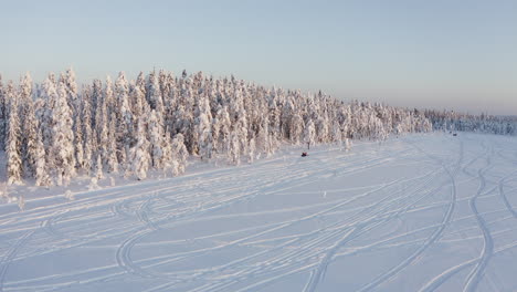 Drohnenaufnahme-Eines-Waldes-Mit-Viel-Schnee-Während-Eines-Kalten-Winters-In-Schweden