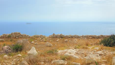 Un-Paisaje-De-La-Costa-Maltesa-Con-Las-Ruinas-De-Una-Antigua-Muralla