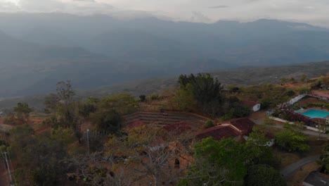 Fock-Oben-In-Barichara,-Kolumbien-Mit-Blick-Auf-Die-Berge-An-Einem-Bewölkten-Tag