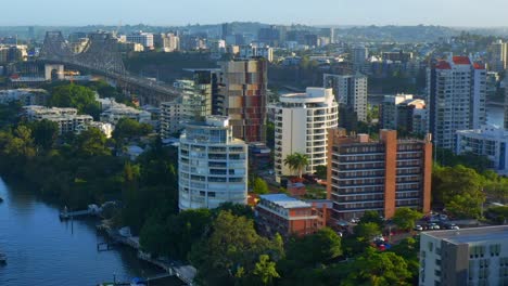 Aerial-vew-of-Kangaroo-point-Residential-buildings,-Pixley-Street-with-Story-Bridge-in-the-Background,-Brisbane-City,-Australia