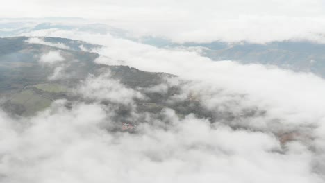 Ziehen-Sie-Seitlich-Mit-Drohne-über-Wolken-In-Einem-Nebligen-Sonnenaufgang-In-Kolumbien