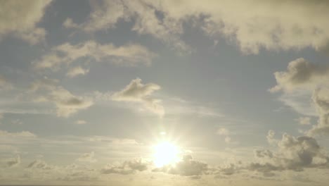 Cielo-Azul-Sol-Y-Nubes-Paisaje-Timelapse