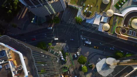 Top-View-Of-Busy-Eagle-Street-Near-The-Shadow-Lounge-In-The-City-Of-Brisbane,-Australia