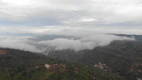 Vista-De-Drones-Sobre-La-Carretera-Rural-En-La-Mañana-Nublada
