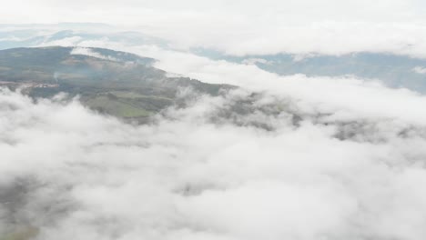 Tire-Del-Frente-Sobre-La-Niebla-En-Un-Campo-Por-La-Mañana-En-Colombia
