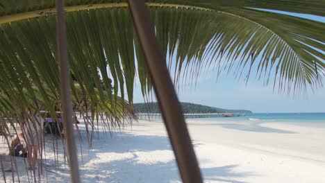 Palme-Gegen-Blauen-Himmel-Und-Weißen-Sand-Tropischer-Strand,-Koh-Rong-Insel