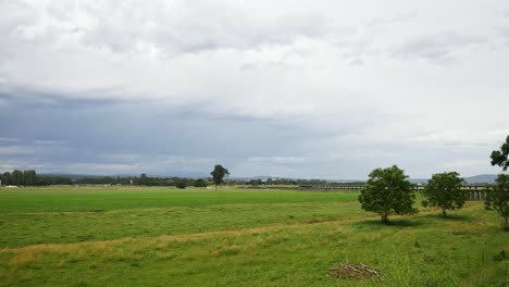 Vista-Sobre-La-Llanura-Aluvial-Y-El-Puente-De-Caballete-Orbost,-Cerca-De-Orbost,-Gippsland,-Victoria,-Australia,-Diciembre-De-2020