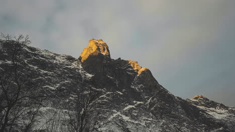 Montañas-Rocosas-De-Andalsnes-En-Fiordo-Noruega-En-Europa-En-Un-Día-Sombrío-En-Invierno---Toma-Panorámica