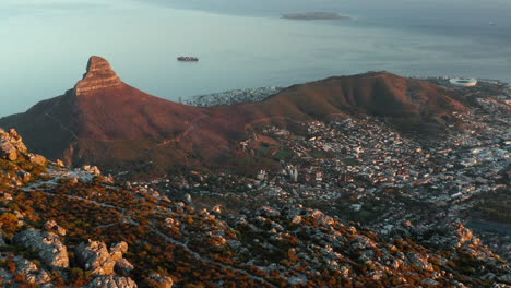 Antenne-Des-Hafens-Von-Kapstadt,-Gesehen-Vom-Tafelberg-In-Südafrika