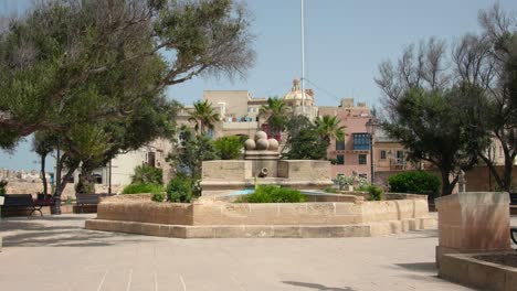 Parque-De-Jardines-Gardjola-Con-árboles,-Monumento-Y-Bastión-En-Senglea,-Malta