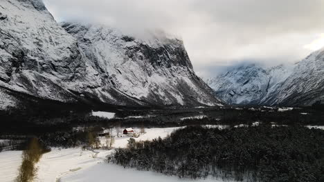 Hermoso-Bosque-Y-Paisaje-Montañoso-En-Invierno-En-Noruega---Toma-Aérea