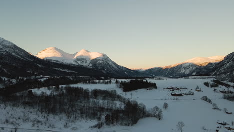Paisaje-Nevado-Con-Cadenas-Montañosas-En-Un-Pueblo-Tranquilo-Durante-El-Amanecer-En-El-Noroeste-De-Noruega