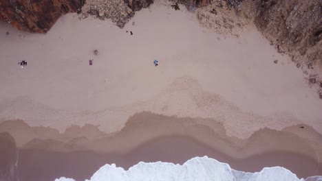 Luftaufnahme-Von-Oben-Nach-Unten-Blick-Auf-Einen-Klippenstrand-In-Praia-Da-Ursa,-Portugal