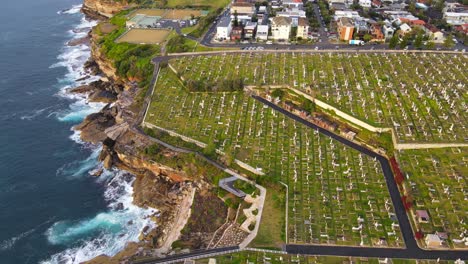 Vista-Aérea-Del-Cementerio-Waverly-Y-Del-Club-Recreativo-Y-De-Bolos-Clovelly-En-Nueva-Gales-Del-Sur,-Australia
