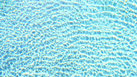 Wasseroberfläche-Des-Blauen-Swimmingpools,-Poolwasser-Kräuselt-Sich-Am-Nachmittag