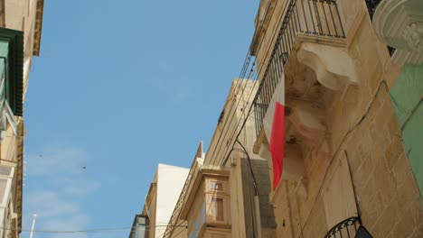 Maltesische-Flagge,-Die-Auf-Einem-Historischen-Balkon-In-Den-Drei-Städten-Hängt