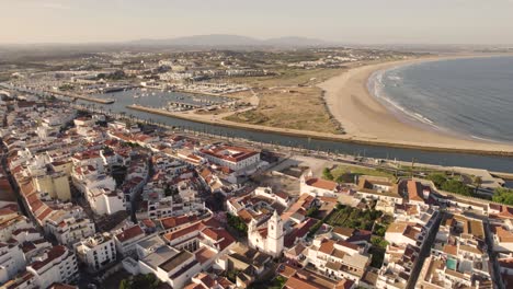 überfliegen-Sie-Den-Hafen-Von-Bensafrim-Und-Die-Mündung-Entlang-Der-Altstadt-Lagos,-Algarve