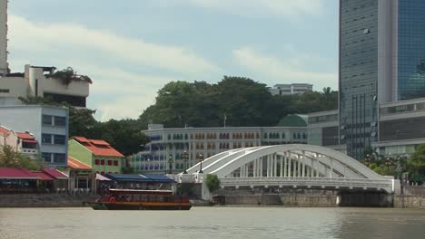 Paseo-En-Barco-Por-El-Río-Singapur-En-Un-Día-Soleado