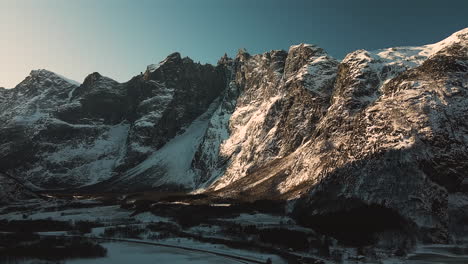 Sonne,-Die-An-Einem-Wintertag-Durch-Schneebedeckte-Berge-In-Trollveggen-Norwegen-Scheint---Breite-Aufnahme