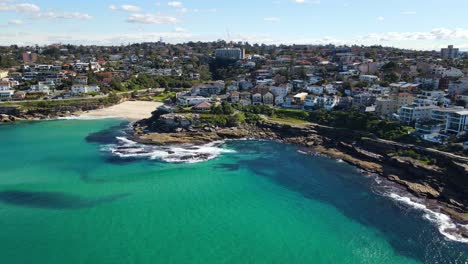Scenery-Of-Building-Structures-At-The-Waterfront-Of-Tamarama-Beach-In-New-South-Wales,-Australia