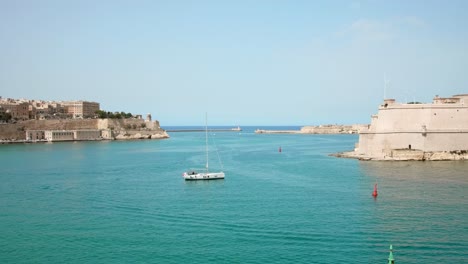 Meerblick-Mit-Alleiniger-Yacht-Und-Mittelalterlichen-Städten-In-Malta---Statische-Weitwinkelaufnahme