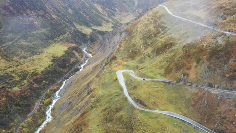 Luftbild-Furka-Pass-Kurvenreiche-Straße-Und-Ein-Fluss-In-Der-Schweiz,-Schöne-Schweizer-Natur,-Herbst