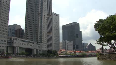 Boat-tour-on-Singapore-River-in-a-sunny-day