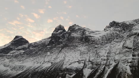 Düsterer-Blick-Auf-Den-Felsigen-Berggipfel-Und-Den-Bewölkten-Himmel-In-Geiranger-Norwegen---Weitwinkelaufnahme