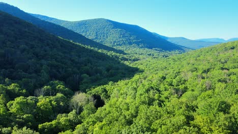 Drohnenvideoaufnahmen-Aus-Der-Luft-Vom-Sommer-In-Den-Catskill-Mountains-Im-New-Yorker-Hudson-Valley