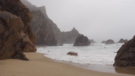 Stürmische-Wellen-Am-Praia-Da-Ursa-In-Portugal