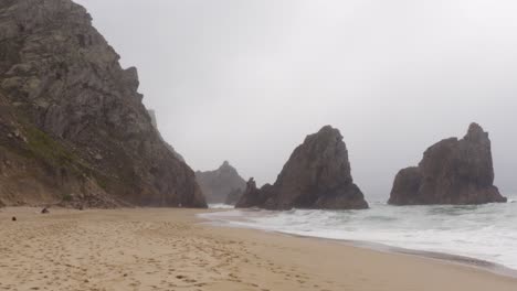 Stürmisches-Wetter-Am-Ursa-Beach,-Portugal
