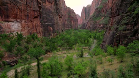 Aerial-4K-footage-of-The-Narrows-in-Zion-National-Park,-Utah,-USA