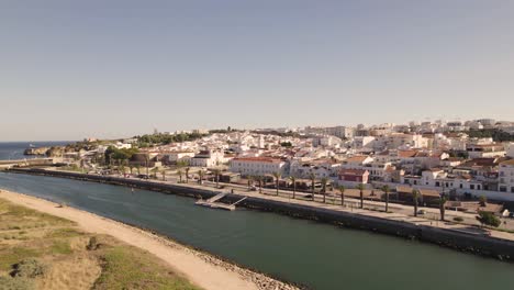Logotipos-Del-Paisaje-Urbano-Junto-Al-Río-Bensafrim,-Algarve-Portugal