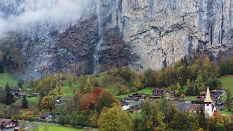 Dorf-Lauterbrunnen-In-Der-Schweiz-Mit-Seinem-Berühmten-Wasserfall-Im-Herbst---Drohnenaufnahmen