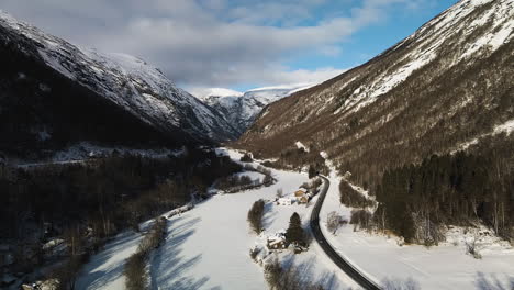 Malerischer-Blick-Auf-Eine-Straße-Durch-Hoch-Aufragende-Winterberge---Trollstigen-Straße-In-Norwegen