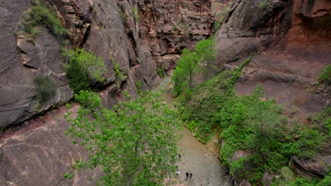 Aerial-4K-footage-of-The-Narrows-in-Zion-National-Park,-Utah,-USA