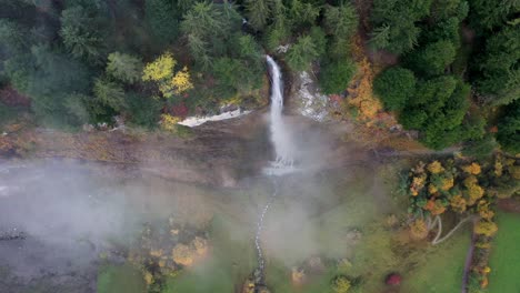 Erstaunlicher-Wasserfall-über-Den-Herunterfallenden-Bergfelsen
