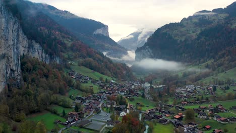 Lauterbrunnen-town-in-Swiss-Alps-valley,-Switzerland