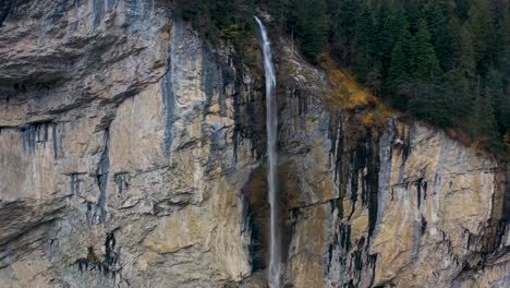Erstaunlicher-Wasserfall-über-Den-Bergfelsen,-Die-An-Einem-Hellen-Tag-In-Lauterbrunnen,-Schweiz,-Herunterfallen