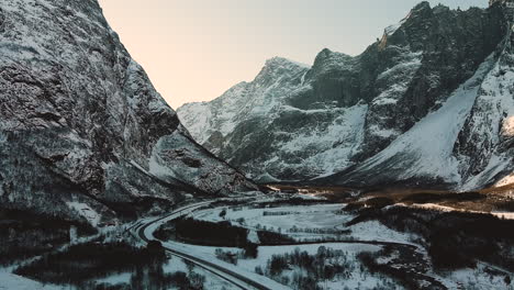 Malerischer-Blick-Auf-Die-Berge-In-Trollveggen-Norwegen---Luftaufnahme